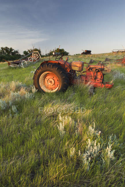 Equipamento agrícola abandonado em campo verde perto de Leader, Saskatchewan, Canadá — Fotografia de Stock