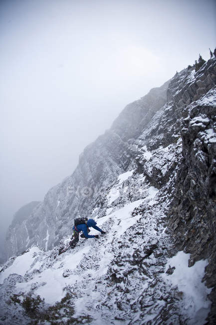 Homem irreconhecível alpino escalada em rochas em Canmore, Alberta, Canadá — Fotografia de Stock