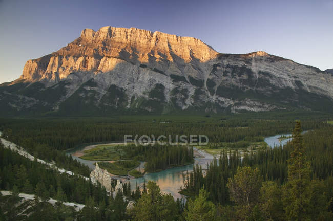 Vista aérea do Monte Rundle e do Rio Bow no Parque Nacional de Banff, Alberta, Canadá . — Fotografia de Stock