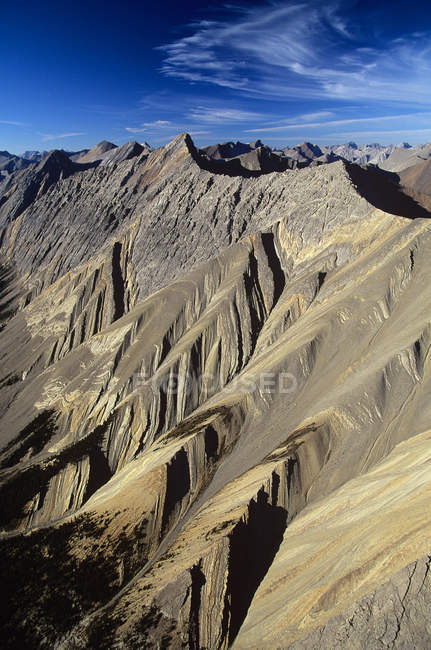 Вид с воздуха на хребет Хелены Канадских Скалистых гор в Альберте, Канада . — стоковое фото