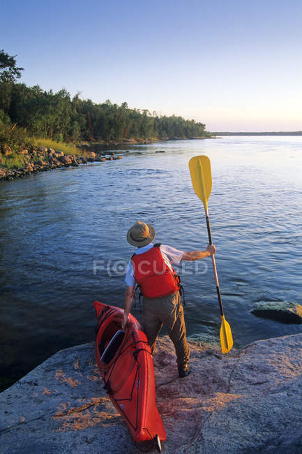 Vista trasera del kayak macho, Lago Nutimik, Parque Provincial Whiteshell, Manitoba, Canadá
. - foto de stock