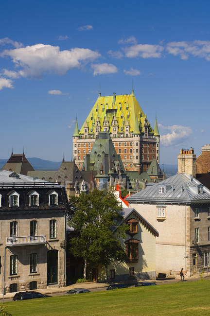 Chateau Frontenac Hotel y edificios a lo largo de la avenida en Quebec, Canadá . - foto de stock