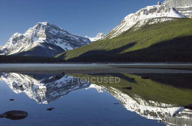 Lago de aves acuáticas superiores que refleja el nevado Monte Patterson, Parque Nacional Banff, Alberta, Canadá - foto de stock