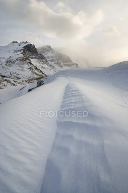 Colúmbia Icefields encosta da montanha no inverno em Jasper National Park Alberta, Canadá . — Fotografia de Stock