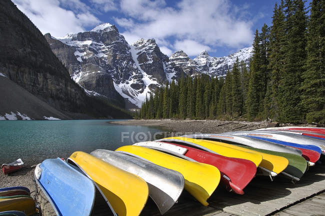 Barche da canoa attraccate al lago Morena nelle montagne del Banff National Park, Alberta, Canada — Foto stock