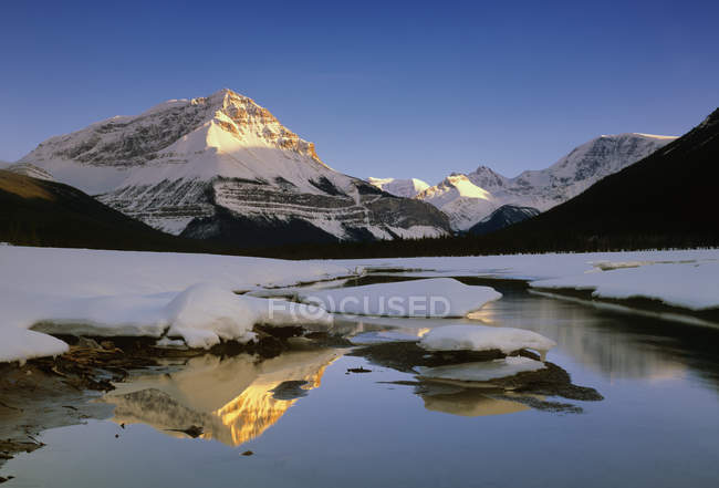 Río Sunwapta con el pico Sunwapta y el monte Kitchener en invierno, Parque Nacional Jasper, Alberta, Canadá - foto de stock