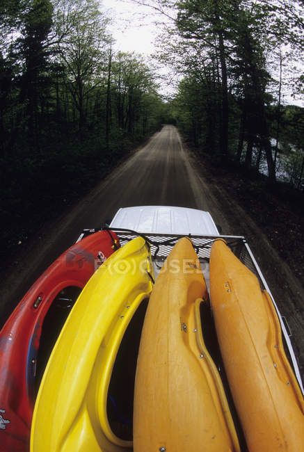 Vista de alto ângulo da van em movimento cheia de caiaques de água branca na estrada traseira em Laurentian Mountains, Quebec, Canadá . — Fotografia de Stock