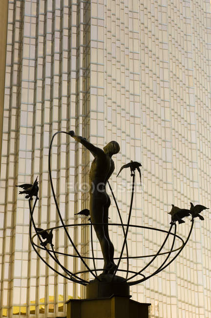 Denkmal des Multikulturalismus mit gläsernem Büroturm von toronto, ontario, canada. — Stockfoto