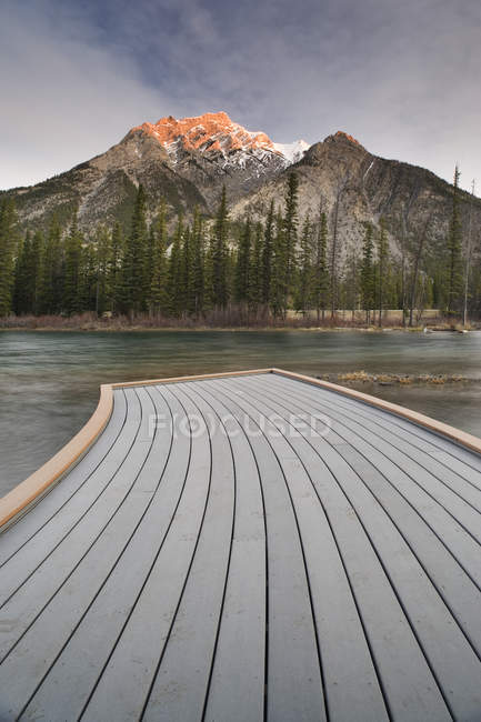Cais de madeira em Mount Lorette Pond, Kananaskis Country, Alberta, Canadá
. — Fotografia de Stock