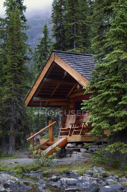 Cabana na floresta no Lago Ohara no Parque Nacional Yoho, Colúmbia Britânica, Canadá — Fotografia de Stock