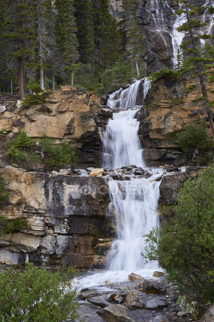 Cascada en las rocas de la cascada Tangle Falls en el Parque Nacional Jasper, Alberta, Canadá - foto de stock