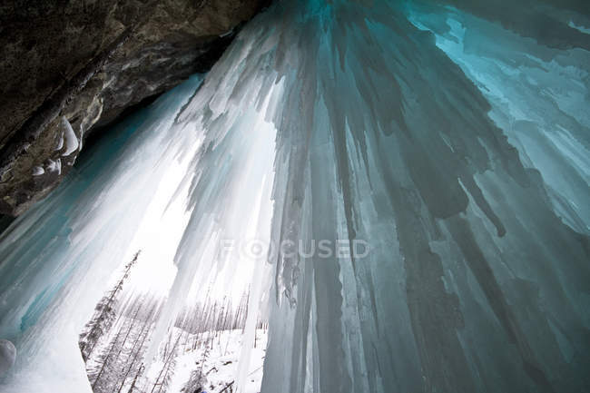 Vue en angle bas du mur de glace pour l'escalade sur glace dans le parc national Banff, Alberta, Canada . — Photo de stock