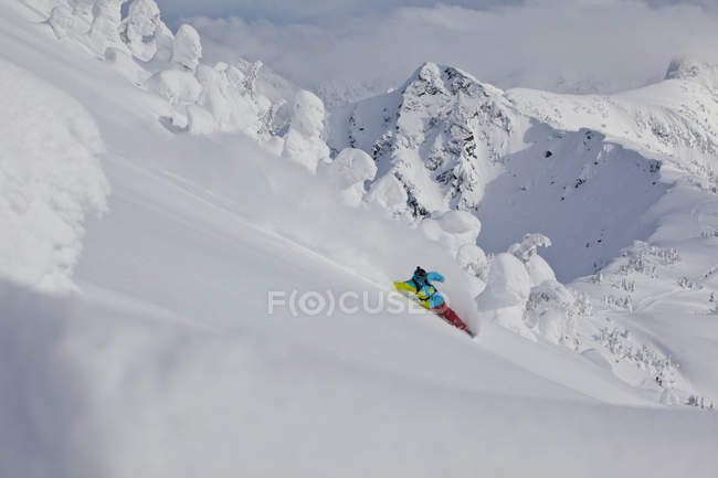 Equitazione maschile backcountry snowboarder a Revelstoke Mountain Backcountry, Canada — Foto stock