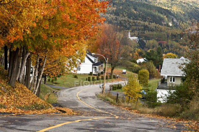 Strada di campagna che scende nel villaggio, Saint-Irenee, Quebec, Canada — Foto stock