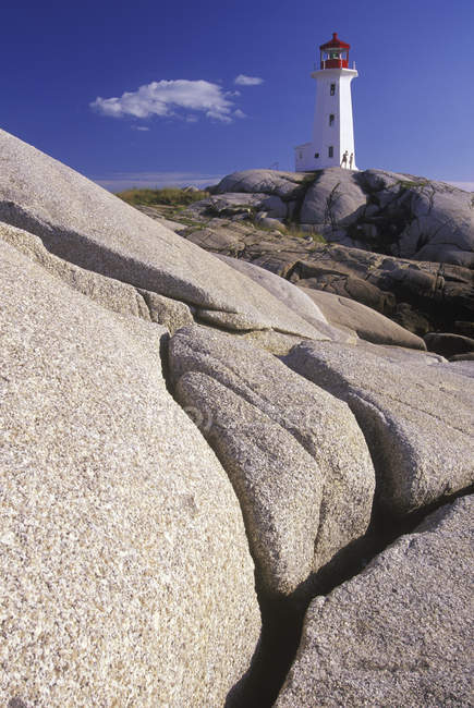 Iconic Peggy Cove lighthouse on granite shoreline of Nova Scotia, Canada. — Stock Photo