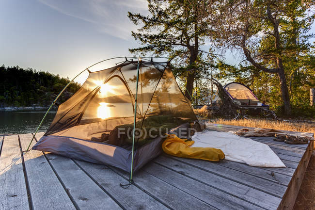 Sole attraverso la tenda sull'isola di West Curme, Desolation Sound Marine Park, Columbia britannica, Canada. — Foto stock