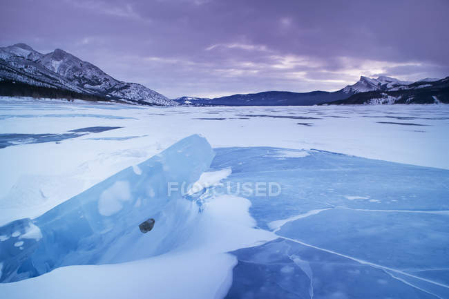 Abraham lago ghiacciato in inverno, Kootenay Plains, Bighorn delle terre incolte, Alberta, Canada — Foto stock