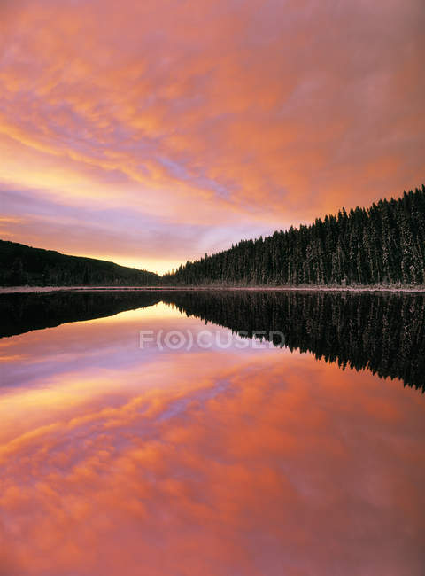 Хмари сходу сонця над Winchell озера, Альберта, Канада. — стокове фото