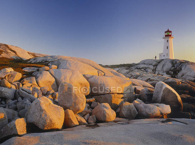 Faro di Peggy Cove al tramonto in Nuova Scozia, Canada . — Foto stock