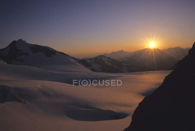 Tramonto sul ghiacciaio di Matier nelle montagne costiere del parco provinciale dei laghi di Joffre, Columbia Britannica, Canada . — Foto stock