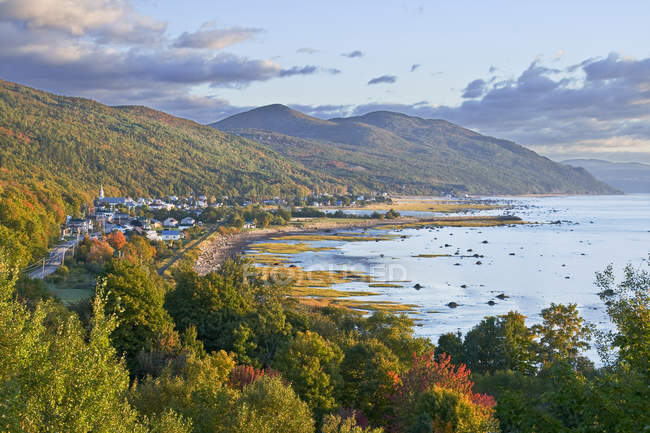 Village between mountains and Saint Lawrence River, Petite-Riviere-Saint-Francois, Charlevoix, Quebec, Canada — Stock Photo