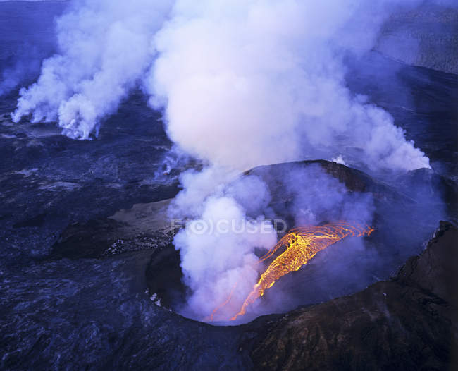 Vista aérea de lava que fluye de Kilauea en erupción en el Parque Nacional Volcanes, Hawai, EE.UU. - foto de stock