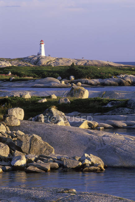 Phare emblématique de Peggy Cove sur le littoral de granit de la Nouvelle-Écosse, Canada . — Photo de stock