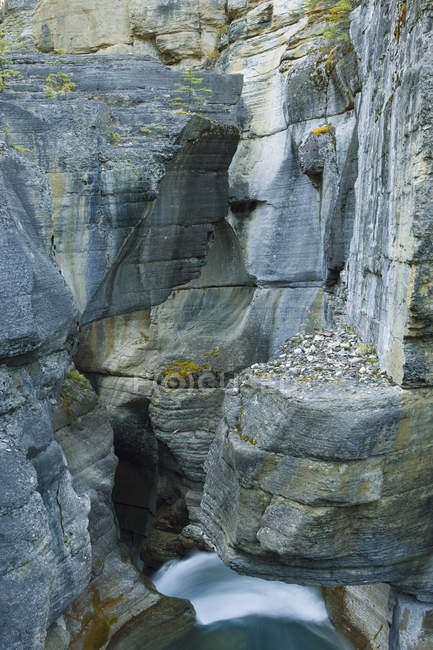 Река Мистайя в скалах каньона реки Мистайя, Национальный парк Банфф, Альберта, Канада — стоковое фото