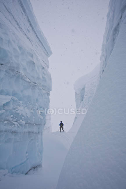 Sci di fondo maschile attraverso ghiacciaio, Icefall Lodge, Golden, British Columbia, Canada — Foto stock