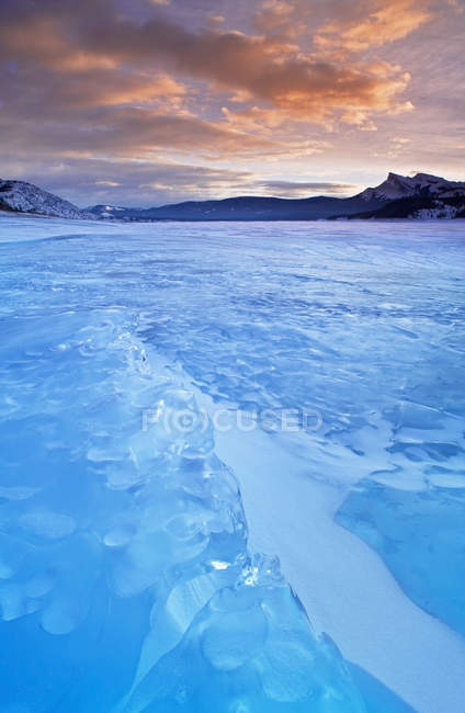 Lac Abraham en hiver à Windy Point, plaines Kootenay, Bighorn Wildland, Alberta, Canada — Photo de stock