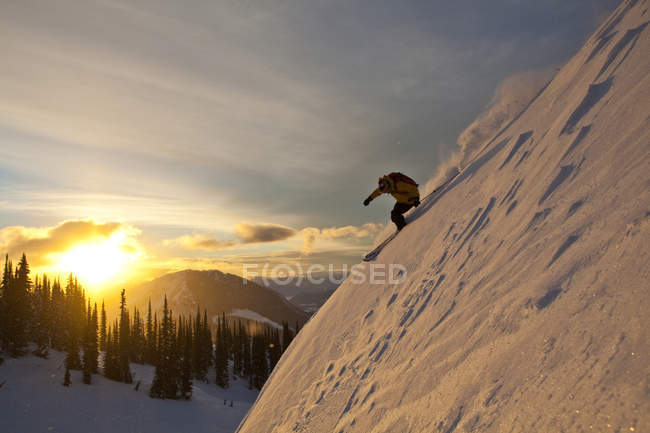 Masculino esquiador backcountry equitação ao nascer do sol, Sol Mountain, Monashee Backcountry, Revelstoke, Canadá — Fotografia de Stock