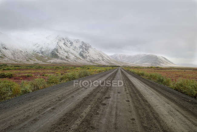 Route de Dempster dans le paysage montagneux du Territoire du Yukon, Canada — Photo de stock