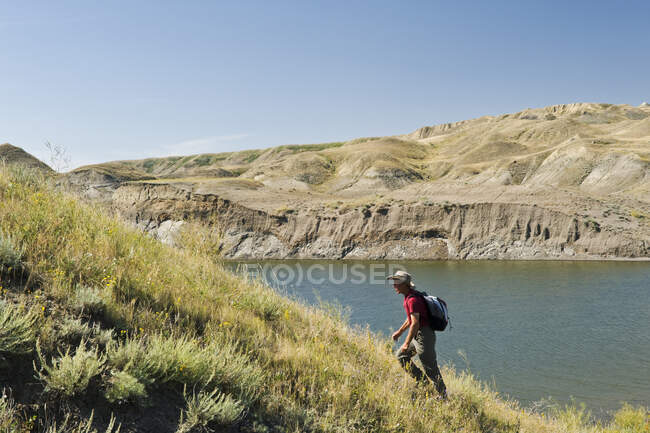 Hiker, South Saskatchewan River Valley with Lake Diefenbaker in the background, near Beechy,  Saskatchewan, Canada — Stock Photo