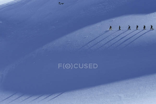 Grupo de esquiadores que viajan a través del glaciar Durrand, Revelstoke, Columbia Británica, Canadá . - foto de stock