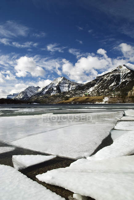 Prince of Wales Hotel a Middle Waterton Lake in inverno, Waterton Lakes National Park, Alberta, Canada — Foto stock