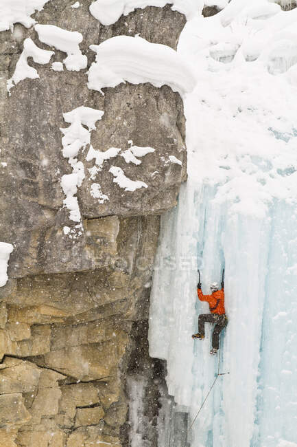 Jovem escalada no gelo em Banff National Park perto de Banff, Alberta, Canadá. — Fotografia de Stock