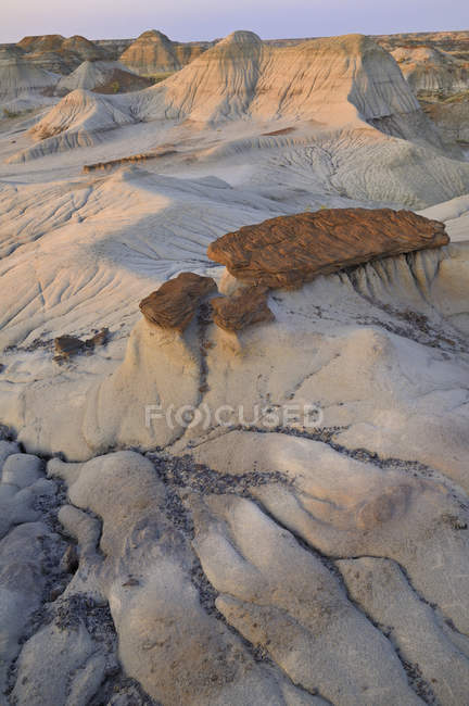 Hoodoos al atardecer en Badlands, Parque Provincial de Dinosaurios, Alberta, Canadá - foto de stock