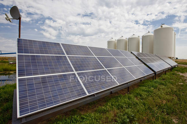 Paneles solares en granja en Alberta, Canadá . - foto de stock