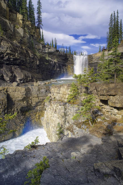Acque fluenti delle Crescent Falls nel Bighorn Canyon, Bighorn Wildlands, Alberta, Canada . — Foto stock