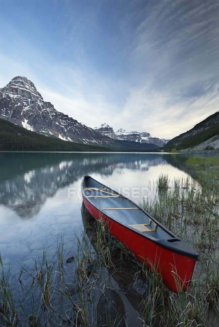 Canoa rossa ormeggiata al lago Lower Waterfowl con Mount Chephren nel Banff National Park, Alberta, Canada — Foto stock