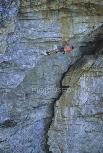 Rock climber climbing rock in Grand Canyon at Skaha Bluffs, Penticton, British Columbia, Canadá — Fotografia de Stock