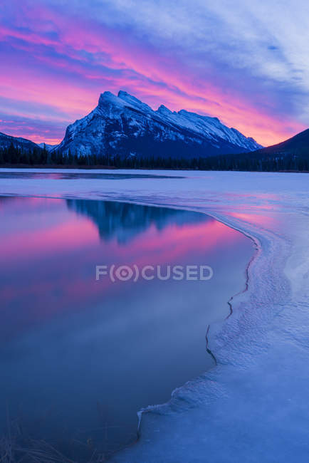 Spettacolare alba presso Mount Rundle, Banff National Park, Alberta, Canada — Foto stock