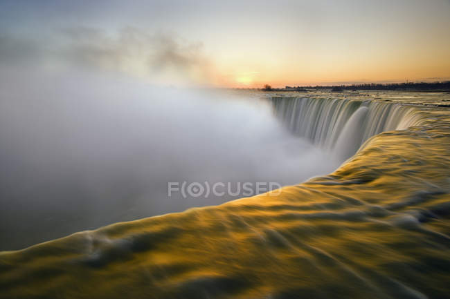 Vista ad alto angolo dell'acqua che scorre veloce delle Cascate del Ferro di Cavallo al tramonto, Cascate del Niagara, Ontario, Canada — Foto stock