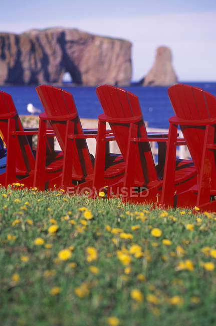 Perce Rock avec chaises de pelouse colorées, Péninsule Gaspésienne, Québec, Canada . — Photo de stock
