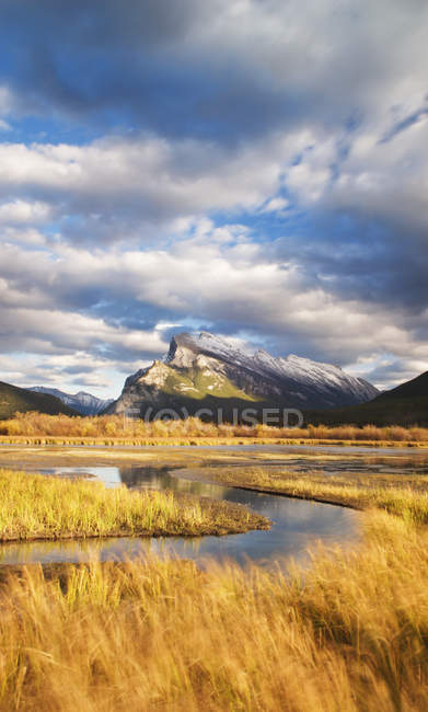 Mount Rundle und Zinnoberrot See im Banff Nationalpark, Alberta, Kanada — Stockfoto