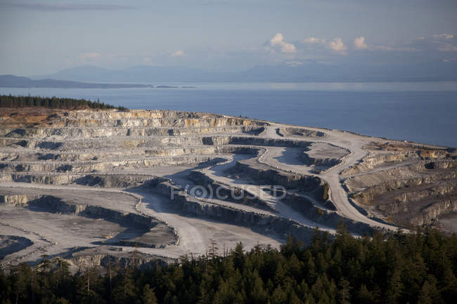Vista aérea de la mina de la isla de Texada, Estrecho de Georgia, Sunshine Coast, Columbia Británica, Canadá - foto de stock