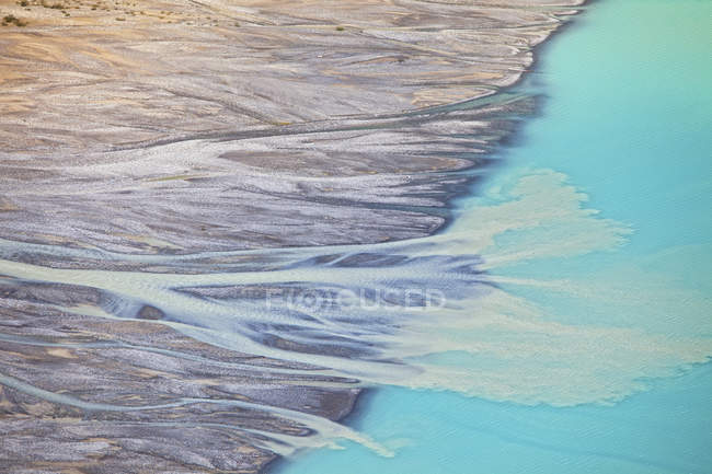 Природный узор берега бирюзового озера — стоковое фото