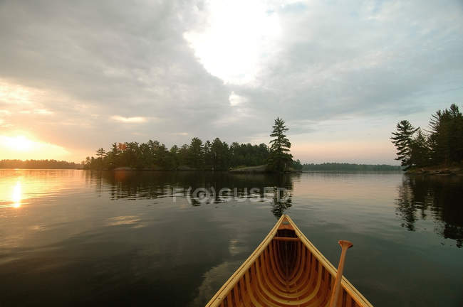 La proa de canoa en el paisaje otoñal en el lago Kahshe en Muskoka, Ontario, Canadá - foto de stock