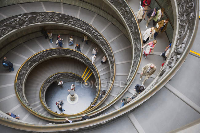Vista ad alto angolo delle scale a chiocciola nel Museo Vaticano, Città del Vaticano, Roma, Italia — Foto stock
