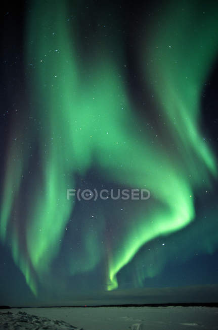 Aurora borealis au-dessus d'un lac gelé dans les Territoires du Nord-Ouest, Canada — Photo de stock